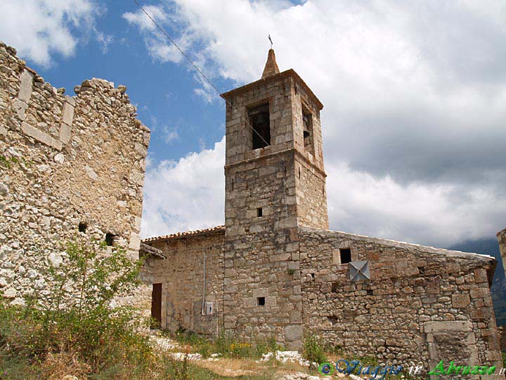 20-P7093363+.jpg - 20-P7093363+.jpg - La piccola chiesa di Roccacaramanico, frazione di S. Eufemia a Majella.